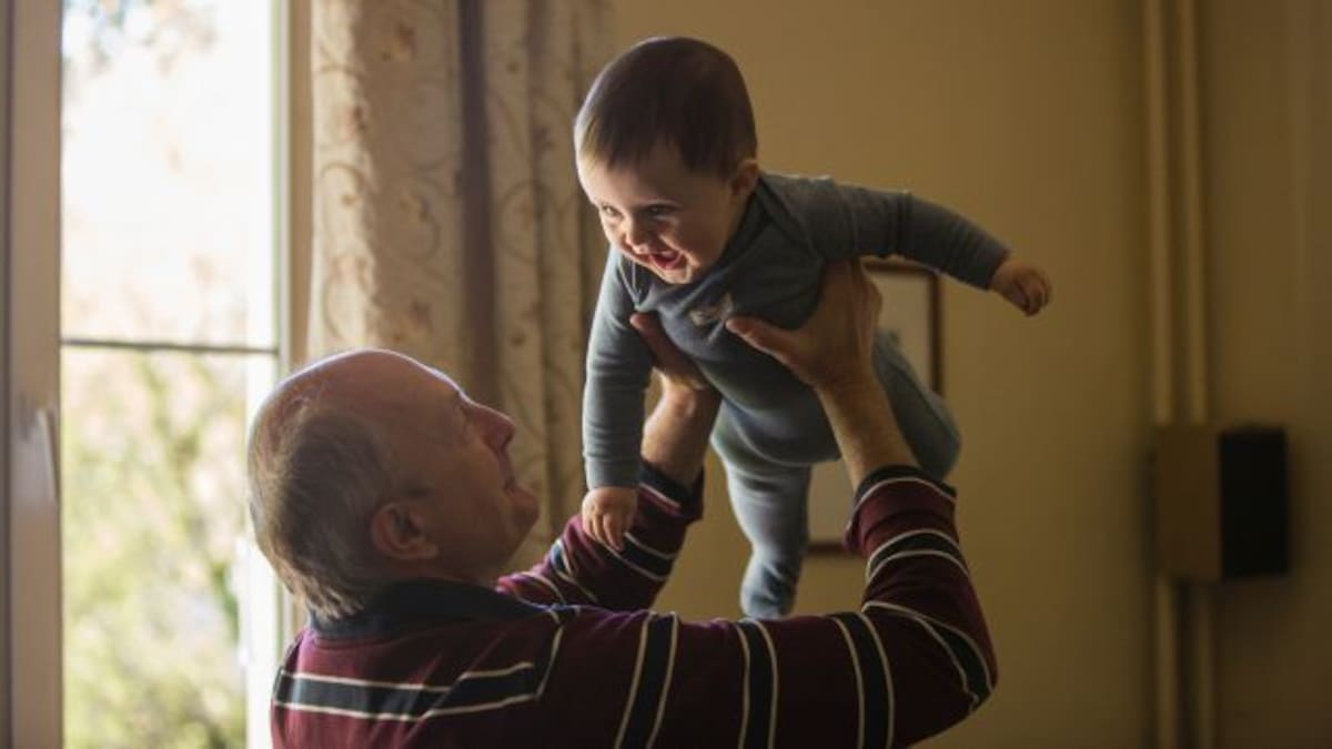 Abuelito compra un camión para llevar a todos sus nietos a la escuela