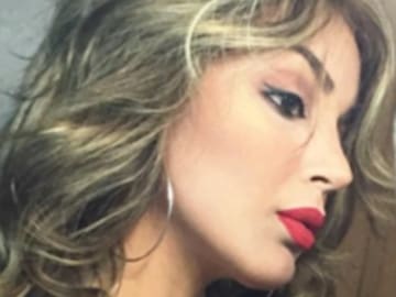 Mujer se hace viral por viajar en su baño por todo el mundo