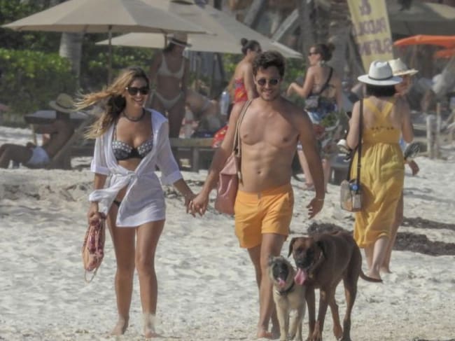 Diego Boneta y su novia Mayte Rodríguez se muestran en las playas de Tulum, dando un paseo acompañados de 2 perros, mascotas de Mayte.