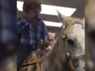 Entra con su caballo a minisúper a comprar cervezas