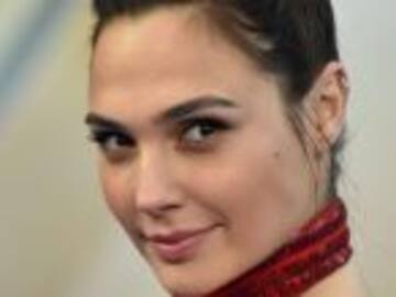 Gal Gadot posa topless