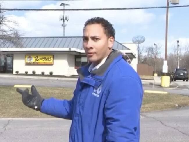 Myles Harris al momento de ver que su mamá se acerca a saludarlo, mientras graba para la televisión