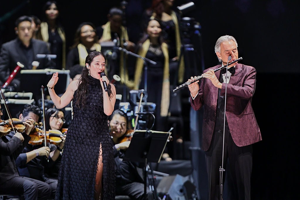 Andrea Bocelli y Ximena Sariñana cantando en el concierto de la CDMX