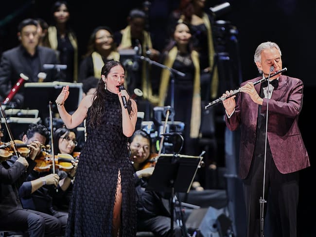 Andrea Bocelli y Ximena Sariñana cantando en el concierto de la CDMX