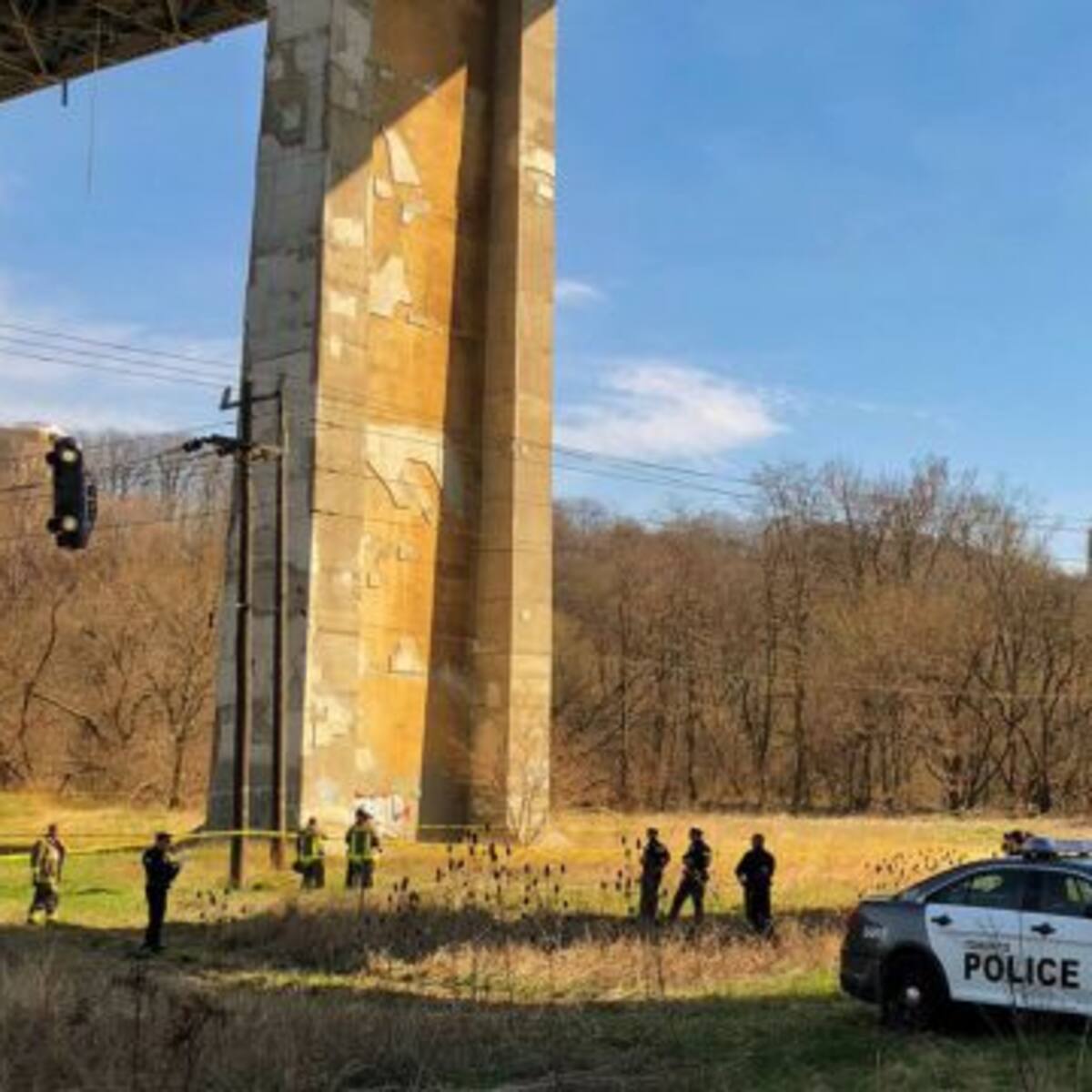 Aparece automóvil colgado de un puente