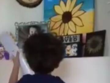 Niño canta "Recuerdame" a su hermanita hasta el cielo