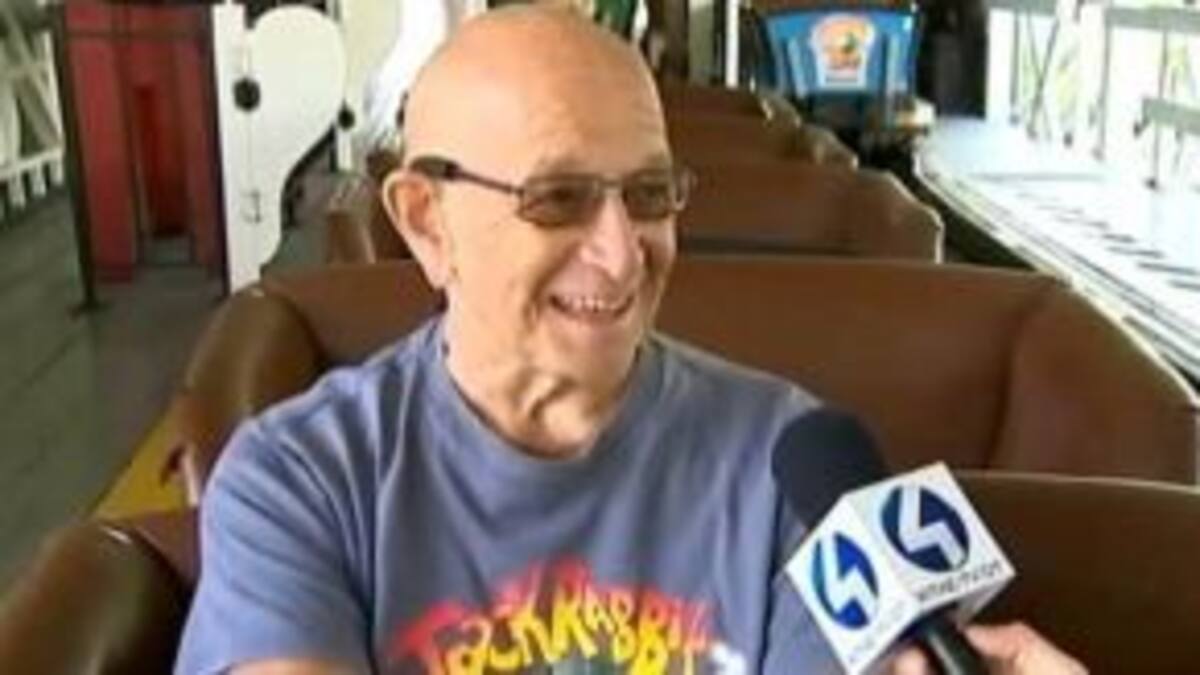 Un anciano monta durante ocho horas en una montaña rusa para batir su récord.