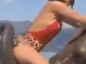 Quería una foto sexy sobre un elefante y resultó lo contrario