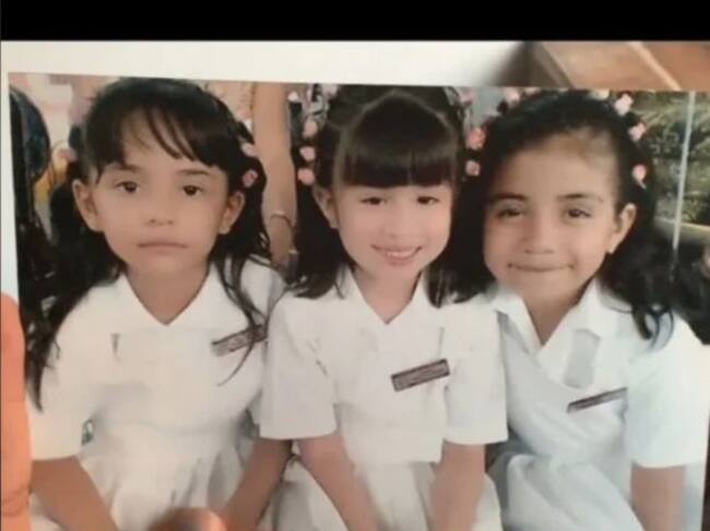 Él está buscando a la primera niña de la foto