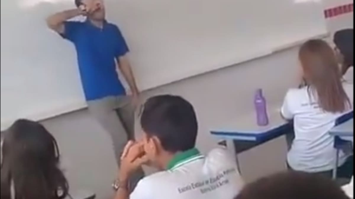 Un profesor trabaja sin sueldo y sus alumnos lo sorprenden
