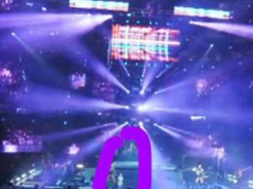 ¿Paranormal aparición en 90s pop tour?