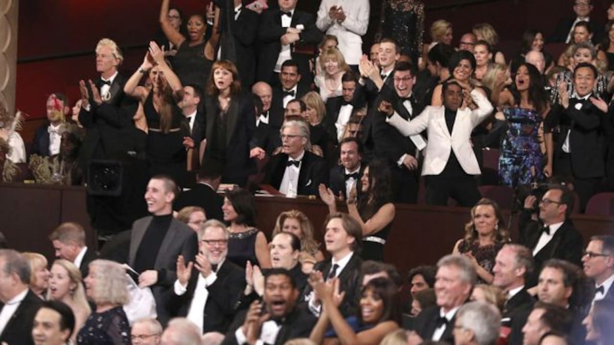 Las sorprendidas caras de las celebs al notar el error en la premiación