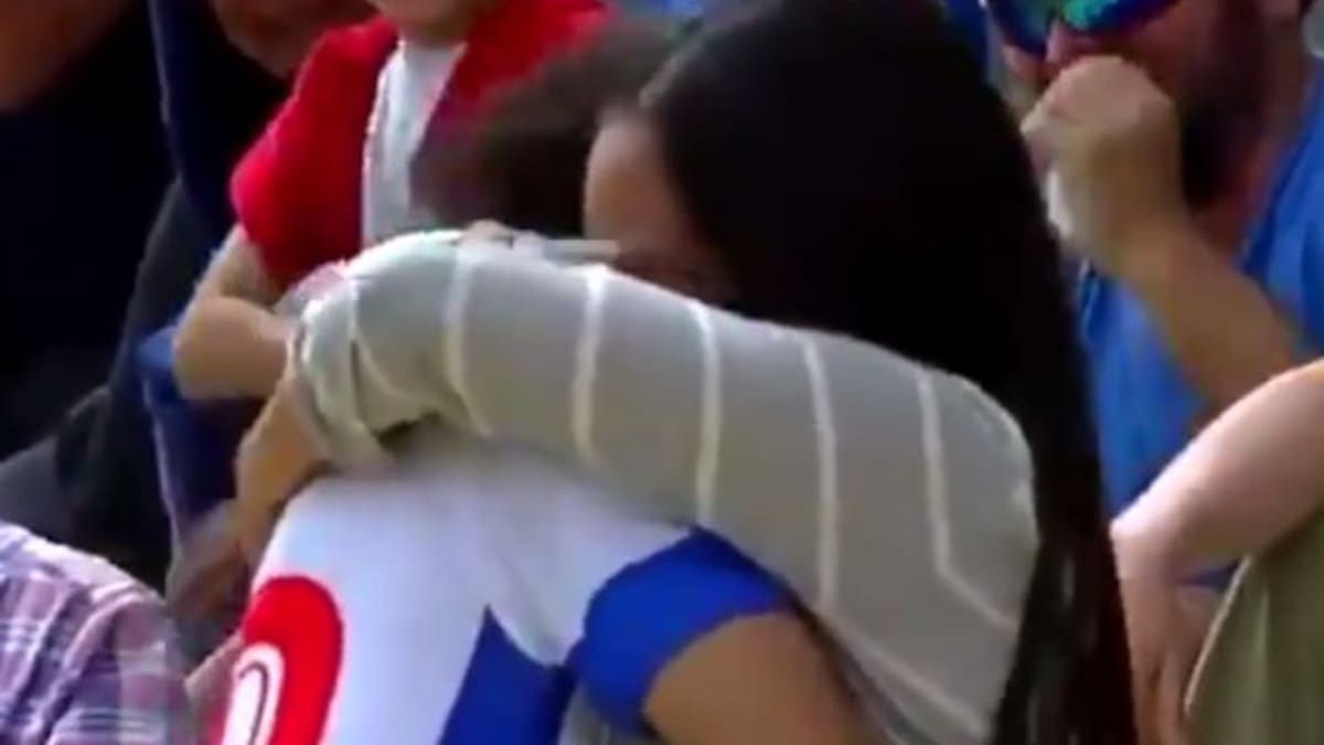 Se puso romántico en partido de futbol y le sacaron tarjeta amarilla