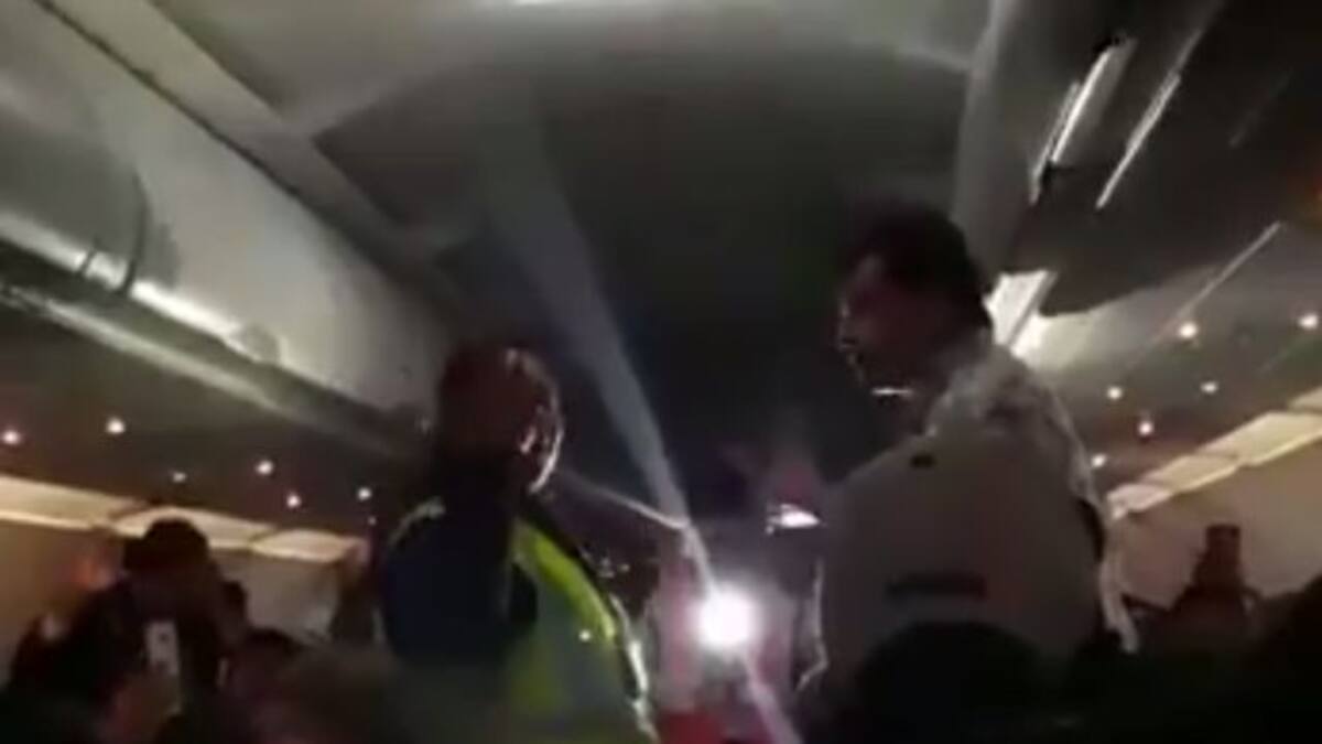 Amenaza con abrir ventana de avión porque tenía calor