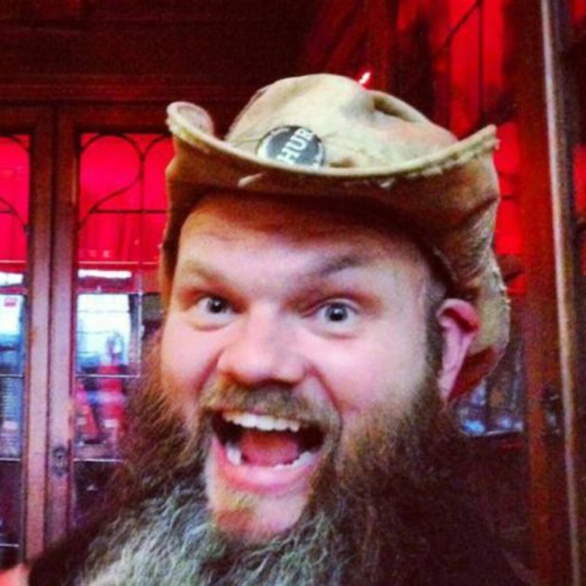 Este hombre puede hacer música con barbas