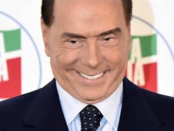 Berlusconi le pide a un político italiano que le regale a su hija