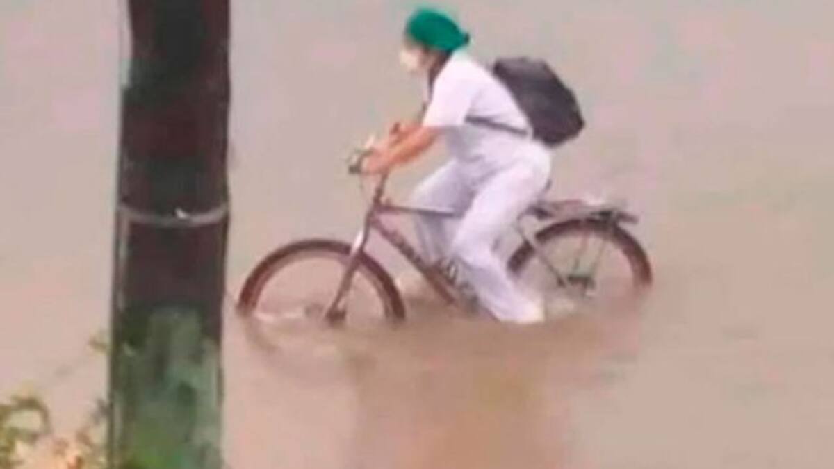 Enfermera cruza calles inundadas en bici al regresar del trabajo