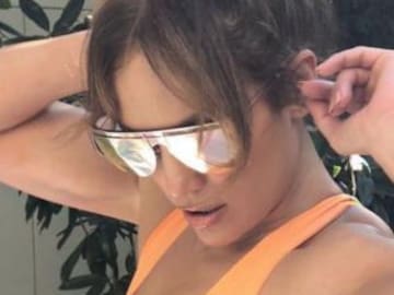JLO Presume sus atributos con sensual traje de baño
