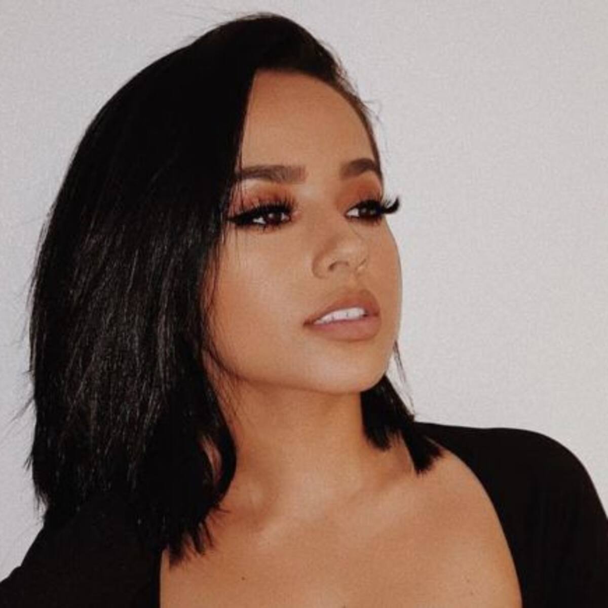 Becky G se deja ver sin sostén