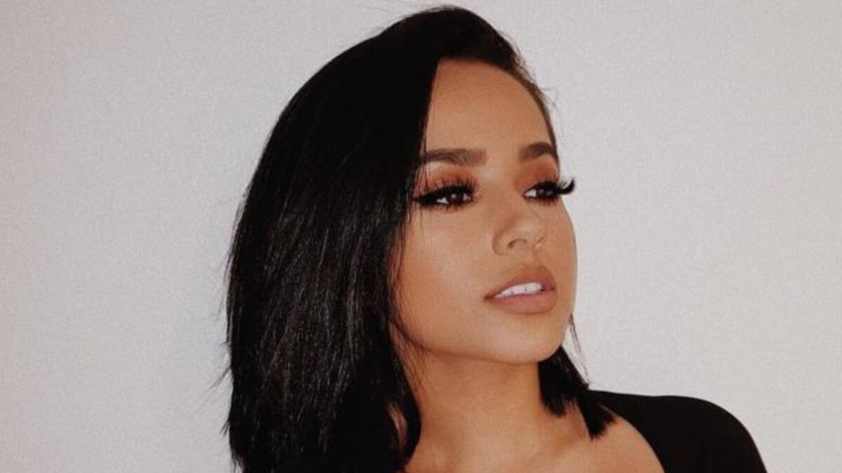 Becky G se deja ver sin sostén