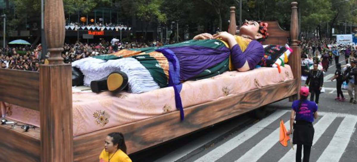 Frida Kahlo está en el Zócalo con la exposición floral "Los colores de Frida", donde lo más atractivo es una figura gigante de Frida Kahlo acostada en una cama, así como un cráneo adornado con flores.