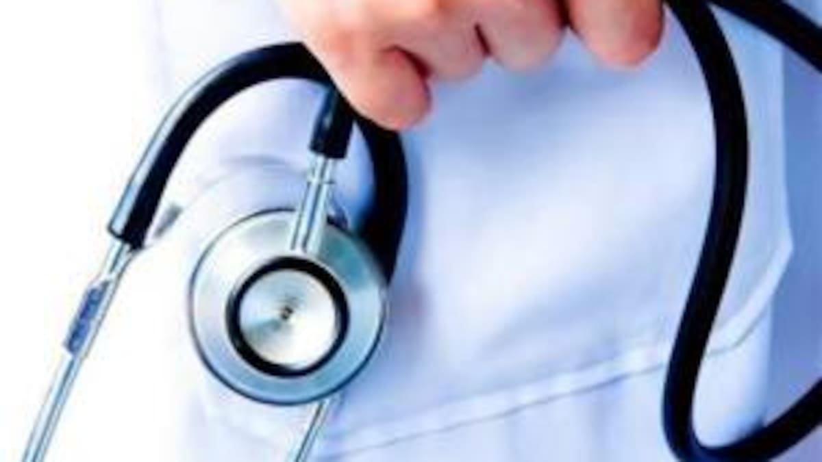 Joven finge ser doctor durante un mes.