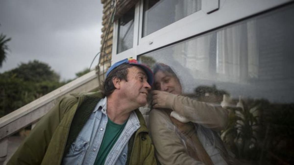 Es obligada a vivir en una caja de vidrio por enfermedad