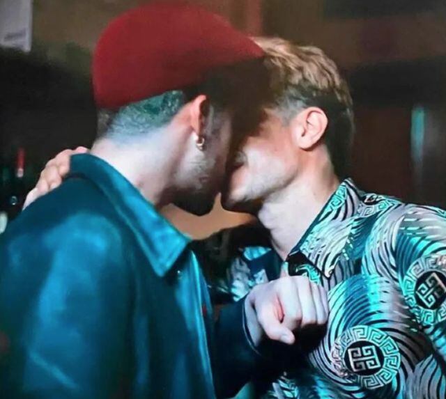 Ambos se besan en una de las escenas de la película