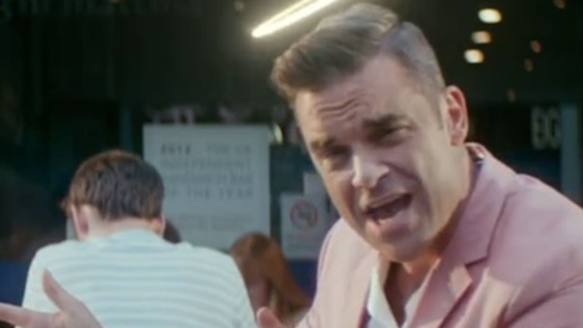 Robbie Williams amenaza con romper las piernas a quienes lo han vetado