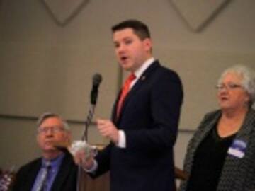 Encuentran a homófobo con otro hombre