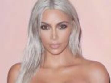 Kim Kardashian sale a la calle únicamente con medias transparentes