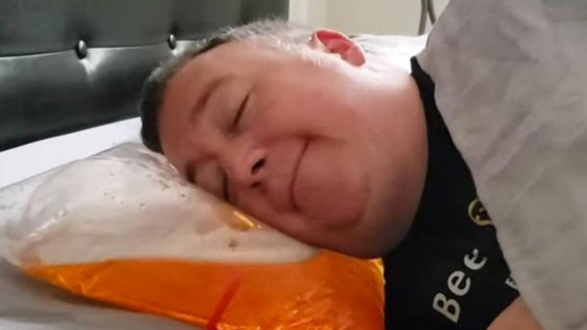 Hombre genio crea la primera almohada de cerveza