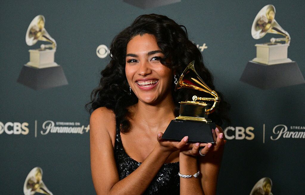 TOPSHOT - La cantautora británica Olivia Dean posa en la sala de prensa con el premio a Mejor Artista Nuevo durante la 68.a edición anual de los Premios Grammy en el Crypto.com Arena de Los Ángeles el 1 de febrero de 2026. (Foto de Frederic J. Brown / AFP vía Getty Images) / -- IMAGEN RESTRINGIDA A USO EDITORIAL - ESTRICTAMENTE PROHIBIDO EL USO COMERCIAL --