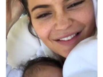 Kylie Jenner sufre en sesión de fotos