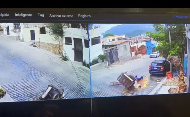 Elotero cae y pierde toda su mercancía, usuarios lo buscan para ofrecerle ayuda económica