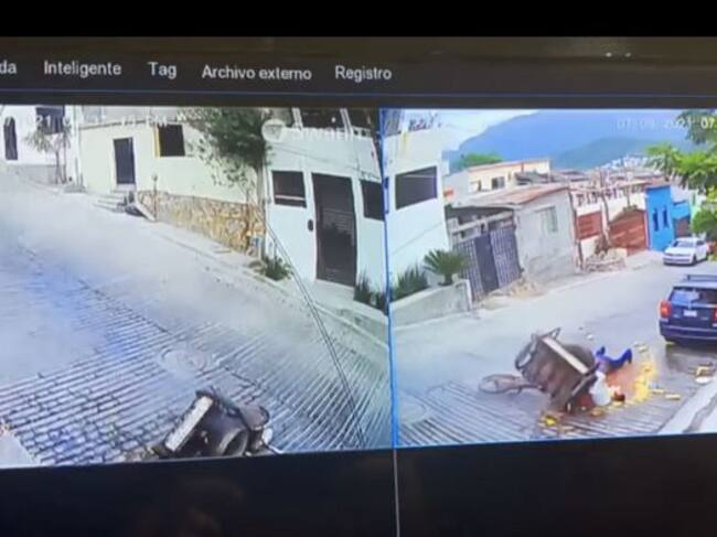 Elotero cae y pierde toda su mercancía, usuarios lo buscan para ofrecerle ayuda económica