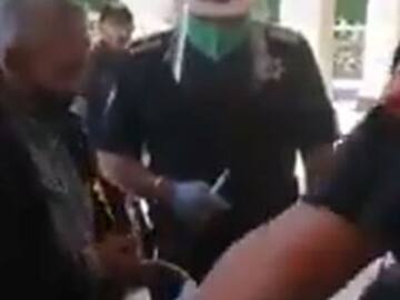 Policías compran todos los dulces a abuelito para que se vaya a su casa