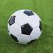 Futbolista fuera de la cancha responsable de un penal contra su equipo