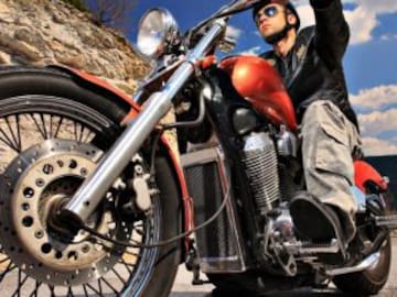 Moticiclista ayuda a unamujer para llegar a su boda