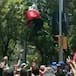 Celebra el triunfo de México imitando a Juan Escutia