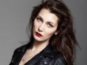 Bella Hadid baila en topless