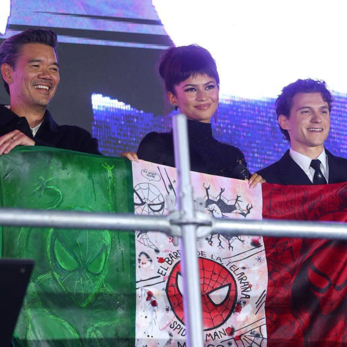 ¿Podrían multar a las personas que le regalaron una bandera de México intervenida a Tom Holland y Zendaya? Esto dice la ley