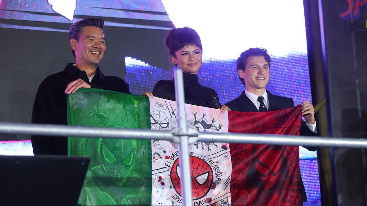 ¿Podrían multar a las personas que le regalaron una bandera de México intervenida a Tom Holland y Zendaya? Esto dice la ley
