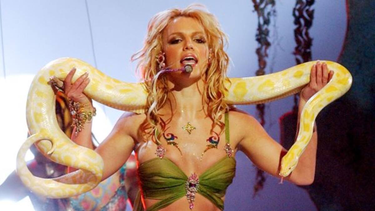 Britney Spears recrea su baile con una serpiente de la mano de Billie Eilish