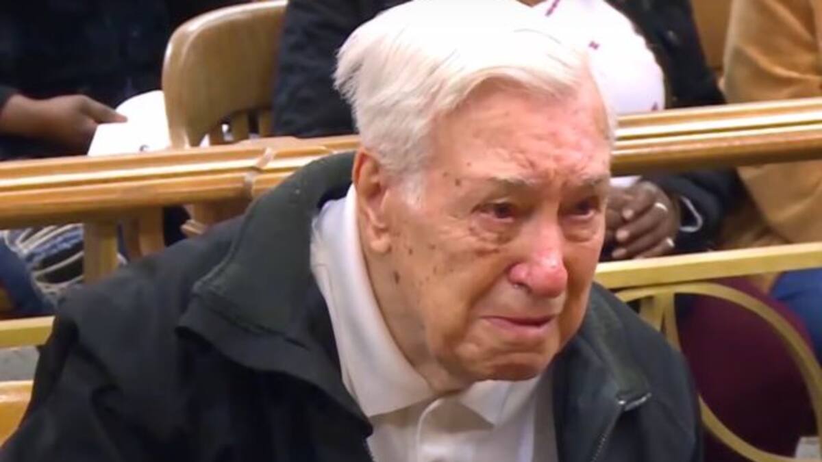Abuelito conmueve en juicio y le retiran sentencia por exceso de velocidad