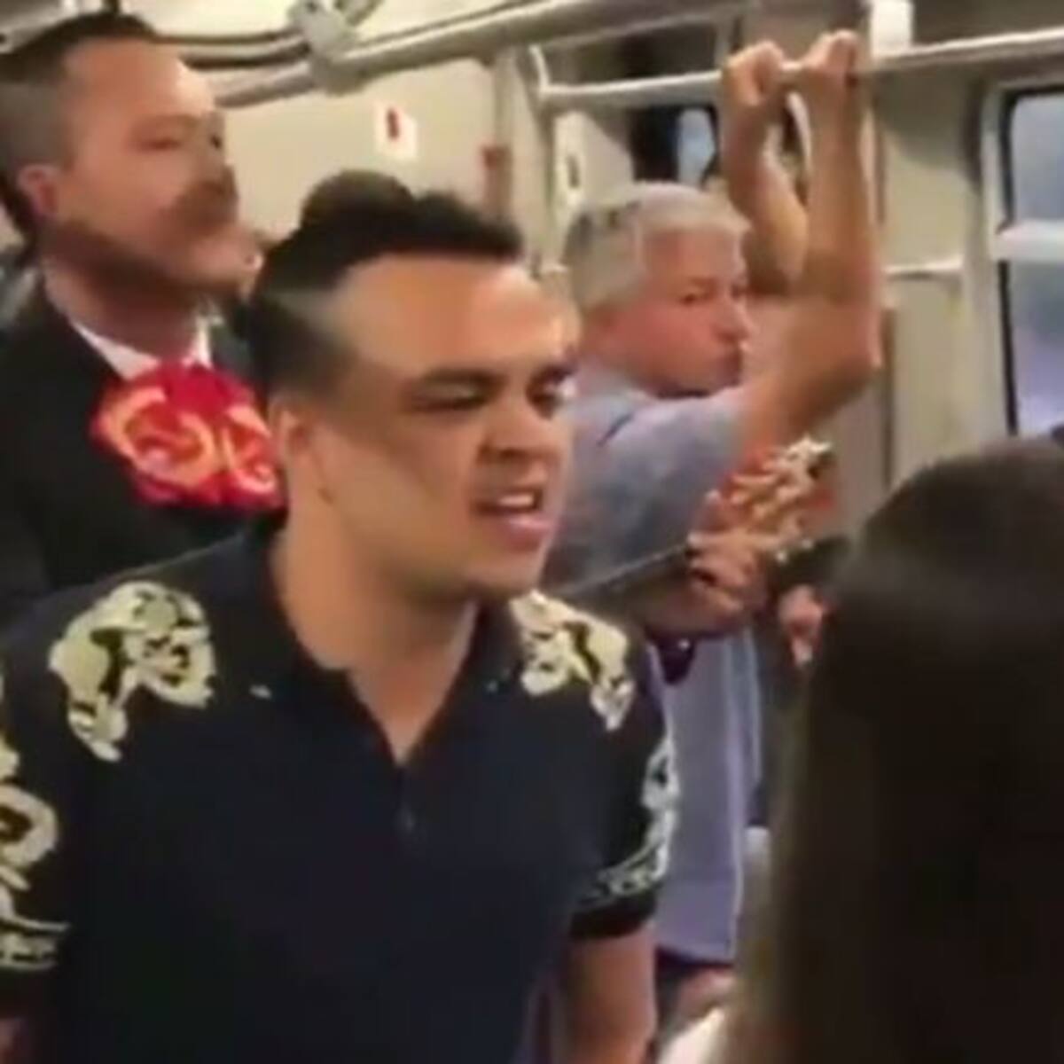 Lleva serenata a su novia infiel en el metro