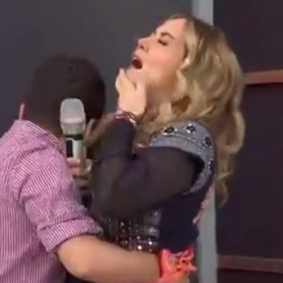 Mauricio Mancera le da tremendo golpe a Andrea Legarreta