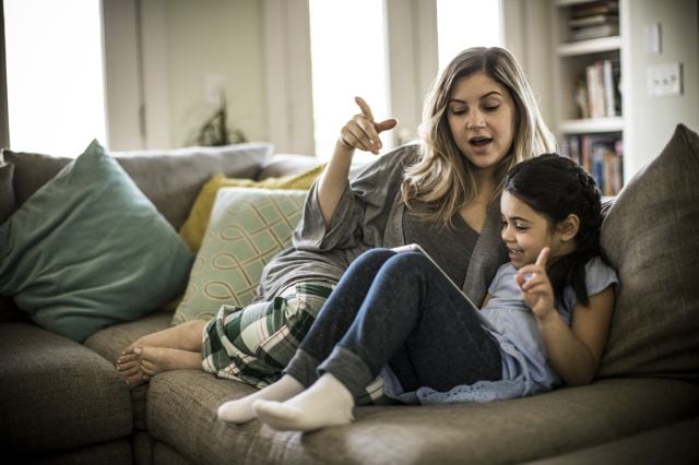 Padres de familia van en pijama a dejar a sus hijos
