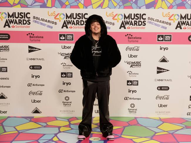 Otro de los complementos y vestuarios que estamos viendo a lo largo de esta alfombra roja de LOS40 Music Awards Santander 2024 son los abrigos de 'pelito'. Aquí Saiko parece el 'osito amoroso' que ha cobrado vida de la camisa de nuestro compi Karin Herrero.