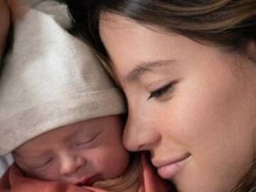 Esposa de Chicharito es criticada por esta foto con su bebé